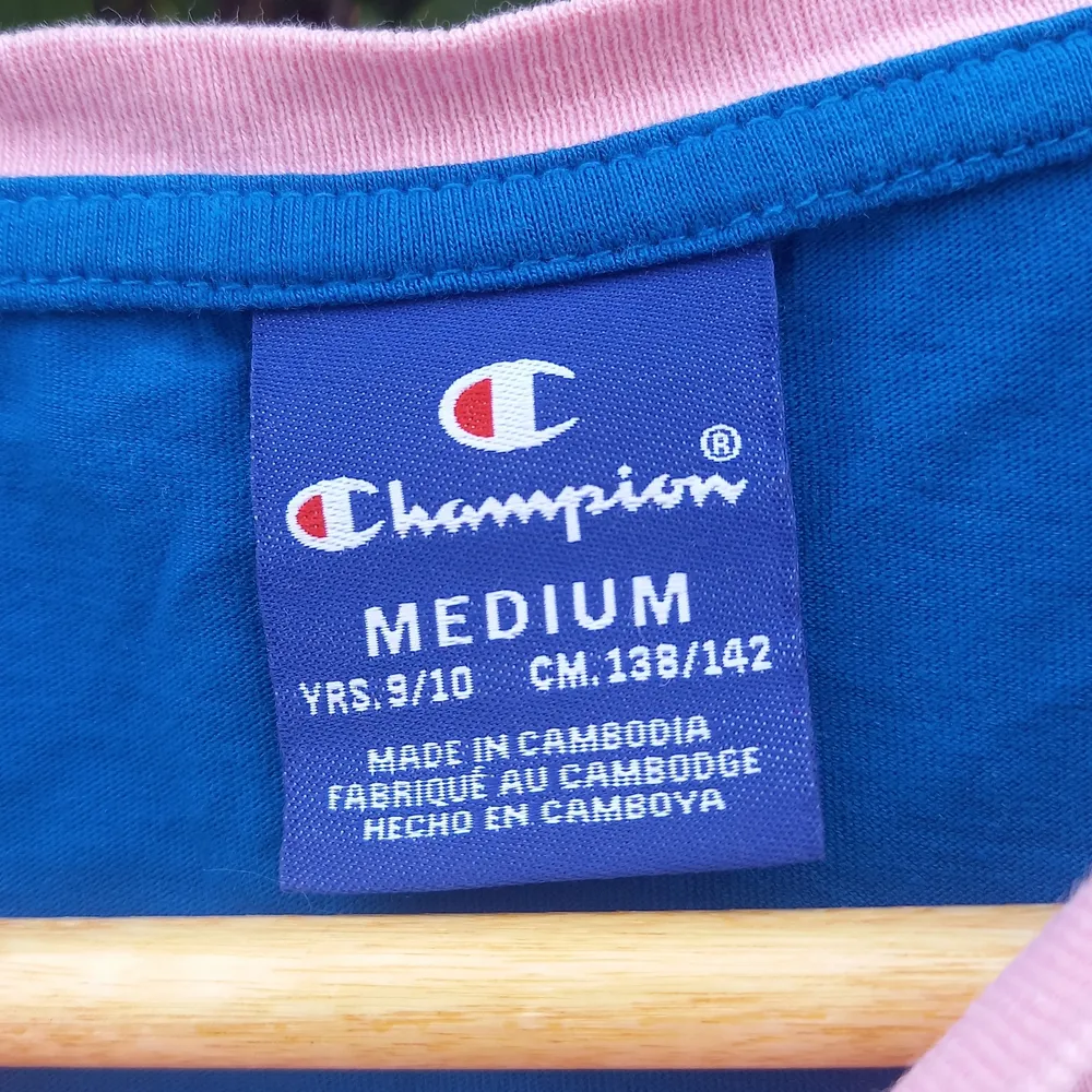 En blå och rosa magtröja från champion. Den har en pytteliten fläck på den vita bandet som inte syns. Säljs för 50 kr + frakt :)) Skriv för frågor . T-shirts.