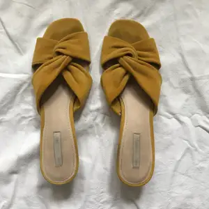 Gula sandaler med liten kilklack. Färgen är som på bild 3, de ser lite urblekta ut på de andra bilderna. Använt skick men inte slitna. Stl 40