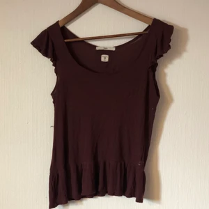 Topp - Söt röd topp. Storlek S. Köparen står för frakten! 