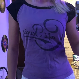 Lila/svart T-shirt  - En T-shirt med svarta ärmar och lila på magen och ryggen.😊 Från Gina trickot!! Aldrig använt💕 Skicka meddelande om intresse🌸😃