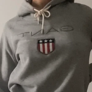 Gant hoodi M 250 kr - Säljer för 250 kr d gick it att ändra i inställningar, kostar dock ej 400 kr) 