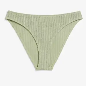 En pistaschgrön bikiniunderdel från Monki i storlek XS. Har inte kommit till användning. Färgen är som på den första bilden, pga ljus i hemmet 💚💚