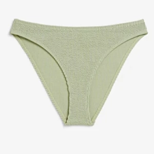 Bikiniunderdel från monki - En pistaschgrön bikiniunderdel från Monki i storlek XS. Har inte kommit till användning. Färgen är som på den första bilden, pga ljus i hemmet 💚💚