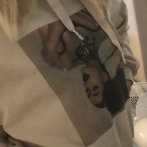 Hoodie - En beige hoodie idepn hm med ariana grande tryck, liiiiite nopprig och en liten fläck på (se bild 2) Men absolut inget som märks