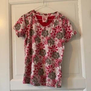 Flower power-t-shirt - Strl M, 38/40 men sitter mer som en S eller 36.