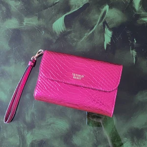 Victoria’s Secret plånbok - VS plånbok köpt på VS i nordstan. Minimalt skav baktill men annars i PERFEKT skick och mycket förvaring inuti. 250kr med frakten inkluderad i priset.