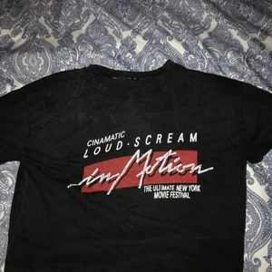 Crop top Stl: S - Hej!! Jag säljer en crop top från carlings. Har nästan aldrig använt🤩 Den är i Stl: S