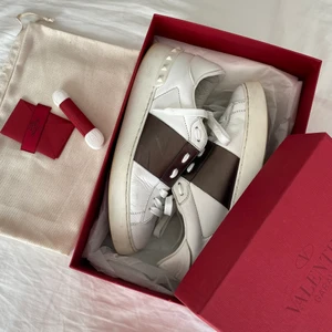 Valentinoskor  - Valentino open sneaker i storlek 37 som passar som 38, med box, skosnören och dustbag