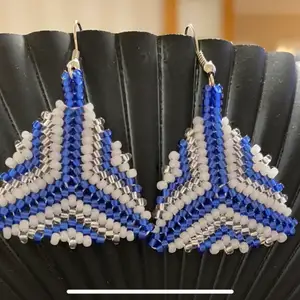 Dessa örhängen har jag gjort själv.   De är gjorda av små glaspärlor (Blå, vita och genomskinliga)  Själva hänget är 3,5 cm lång.  Örhänget är av metal.   Har aldrig använt dem