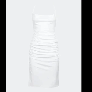 Vit festklänning - Vit klänning från bikbok i storlek xs, aldrig använd. Klänningen är figurnära