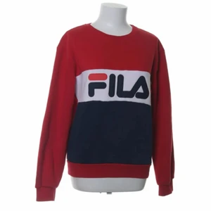 FILA collegetröja - FILA collegetröja. XL men liten, så mer typ size S/M. Liten fläck i brösten 