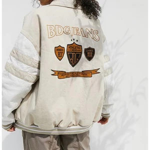 College jacket  - Säljer min jacka från Urban, älskar denna jacka, endast använd ett par gånger, nyskick. Säljer då jag behöver pengar. Storlek S men väldigt oversized, jag brukar vanligtvis behöva M-L för en oversized look men denna är väldigt loose.