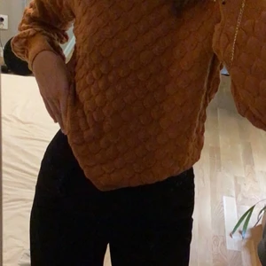 Tröja  - INTRESSEKOLL ⚡️ Osäker på om jag ska sälja eller behålla denna tröja så därför checkar jag bara om de finns nått intresse och hur mycket jag kan få för den, det är en unik brun fin tröja i storlek S som är använd ett par gånger men som är i nyskick ✨✨