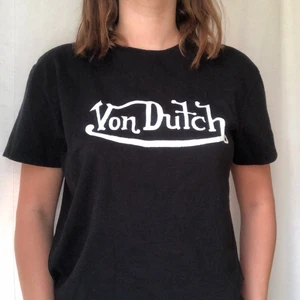 Von Dutch t-shirt - T-shirt som jag har målat på själv. Bra skick och går att tvätta i tvättmaskinen ut och in i 30 grader utan att det ramlar av. Står ingen storlek men den passar allt från S-L beroende på hur man vill att den sitter. Jag har storlek M som referens. Tröjan har ett jättelitet hål i bak (se bild 3), men det är i nacken och syns knappt. 100kr + frakt 💓
