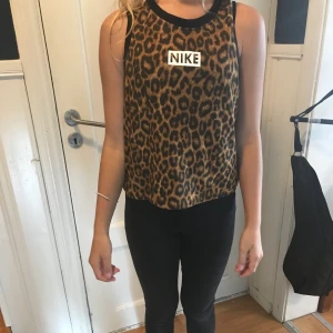 Nike Dri fit  linne strl M - Tufft leopard färgat linne från Nike är strl Medium (hon på bilden har strl xs så det är lite stort) Frakt ingår i priset