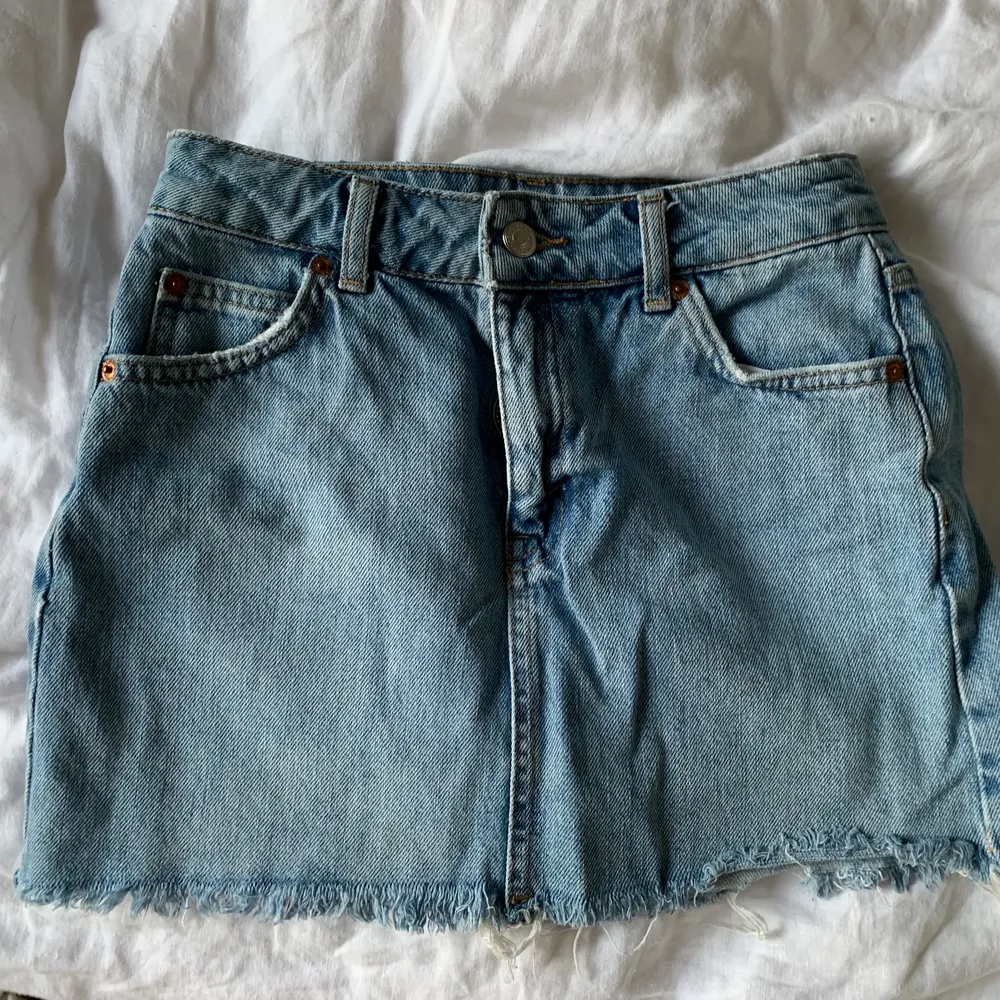 Superfin jeanskjol från topshop som tyvärr inte passar mig längre💝. Kjolar.