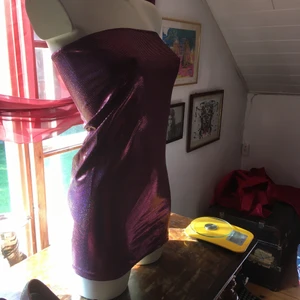 American apparel disco tube dress - Bodycon. Köpt 2012 på Sveavägen i Sthlm för 799kr. Använd en gång sen växte jag ur den. För någon med xs/s så finns det nog ej en sexigare och coolare outfit. Gjorde succé .