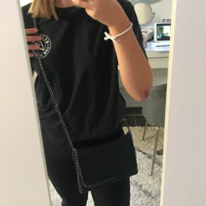 Stella mcartney liknande väska  - En oanvänd Stella Mcartney liknande väska. Ny pris 400kr start bud 100kr.  