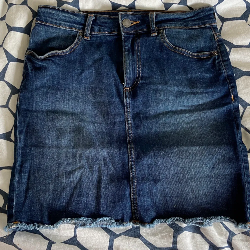 Jätte fin jeans kjol som tyvärr är för liten för mig, använd några ggr.. Kjolar.