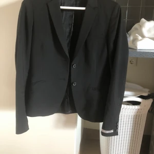 Kavaj från Tiger of Sweden - Jag säljer min svarta kavaj från Tiger of Sweden i storlek S💛 den är använd ett fåtal gånger, då storleken är för liten för mig❣️ Kan skickas i hela Sverige (då får köparen stå för frakten) eller hämtas i Örebro! 🥰 