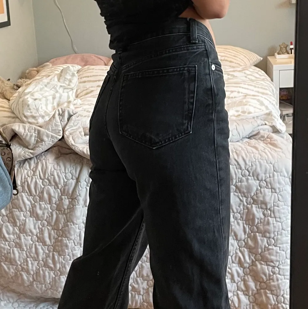 Säljer dessa super coola svarta jeansen, köpta på Weekday. Byxan är i storlek 25w. Byxorna är unika och har en V cut vid magen. ✨ Jag är 171 och byxan nuddar precis golvet. Jeansen är som nya och nytvättade. Hör av dig om du har någon fråga❤️🥰. Jeans & Byxor.