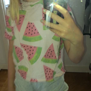 Melon topp  - Söt melontopp från Zara med en knut i sidan. Storlek 134 vilket motsvarar 8-9 år.