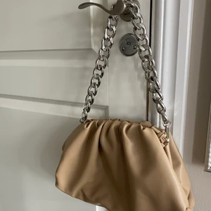 Väska - Säljer min väska jag köpt från nakd, andvänt en gång så den är som ny❤️💕