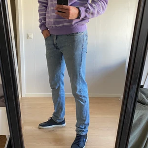 Levis 502 - Fräscha Levis 502 W32 L34. Använda men i mycket gott skick, nypris 1299kr. Har ett par likadana fast i storlek L32. Skriv för fler bilder!  Herrmodell men passar även tjejer som är ute efter en mer baggy fit