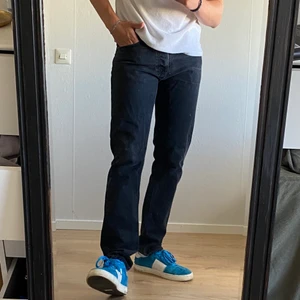 Nudie Jeans  - Svarta Nudie jeans i storlek W32 L34. Använda men i bra skick. Nypris ca 1300kr. Skriv för fler bilder! 