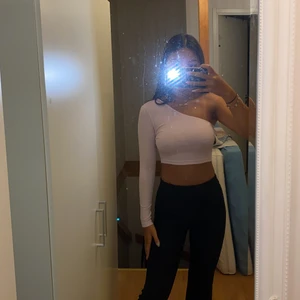 ljuslila tröja med en ärm från shein - säljer denna ljuslila toppen pga att den är för kort för min smak. Jag är inte fullt bekväm med crop tops. Men den är väldigt söt. Säljer för 30kr + frakten som är 40kr