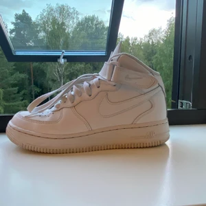 Höga nike air force 1 - Säljer mina höga nike air force 1 i storlek 37! Bra skick💕