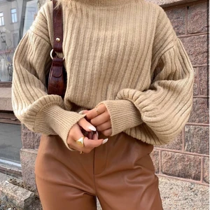  Nikki Knitted Sweater 💗 - Säljer denna fina tjocktröja från Gina! Tror den är slut såld 💗 Nypris 300, säljer för 125, buda om ni vill, du betalar för frakten om vi inte kommer på en annan deal  📦 högsta bud 150 kr