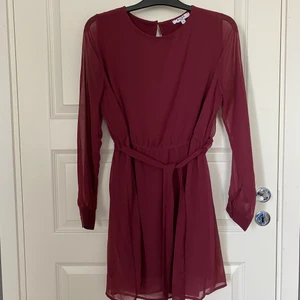 Vinröd klänning NAKD - Jättefin klänning från NAKD. Stl. 42. Säljer pga att den inte längre passar. Fint skick