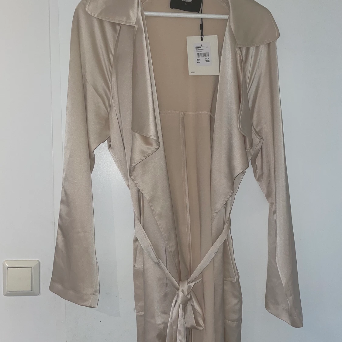 Oanvönd silkesguldig kimono storlek L