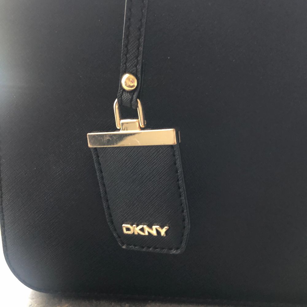 Väska från DKNY i svart | Plick Second Hand
