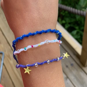 Armband  - ENDAST DET BLÅA KVAR! Så söta armband som passar till allt!!👌 justerbara så passar de flesta. TAR BESTÄLLNINGAR❗️😁 kontakta privat för mer information