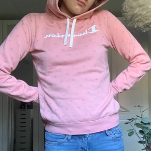 Champion hoodie - Rosa champion hoodie med små c över hela och en stor logga på bröstet. Den är i storleken M men skulle mer säga s. Sparsamt använd och inga defekter. Frakt INGÅR i priset 