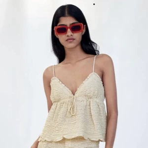 Strukturtopp Zara - Superfint linne från zara som endast är använt 2/3 gånger! Säljer då den inte kommer till användning längre! Nypris 229kr! Storlek Xs men passar även S, säljer för 120kr+frakt💓