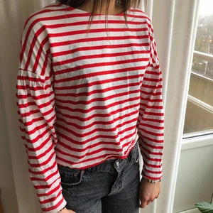 Röd randig tröja  - Röd randig lång ärmar tröja med detaljer på armarna. I gott skick