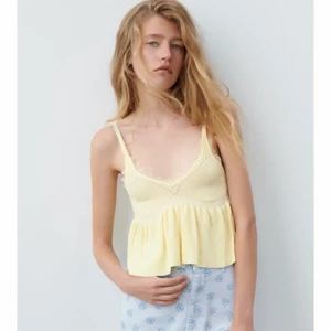 Gul topp - Säljer nu denna urgulliga gula toppen ifrån zara! Den är väldigt fin med både spetsen och volangen och är världens finaste färg. Men har tyvärr inte användning av denna eftersom jag har en liknande topp..❤️köptes för 259kr från zara och säljer för 180 därav att den är i nyskick och använd endast en gång. Storlek S