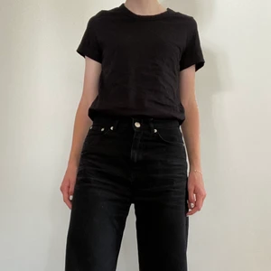 Svart t-shirt från Weekday - En enkel svart t-shirt från Weekday. Väldigt plain och går att styla på många olika sätt. Endast använd ett fåtal gånger. Tveka inte att kontakta mig vid frågor!