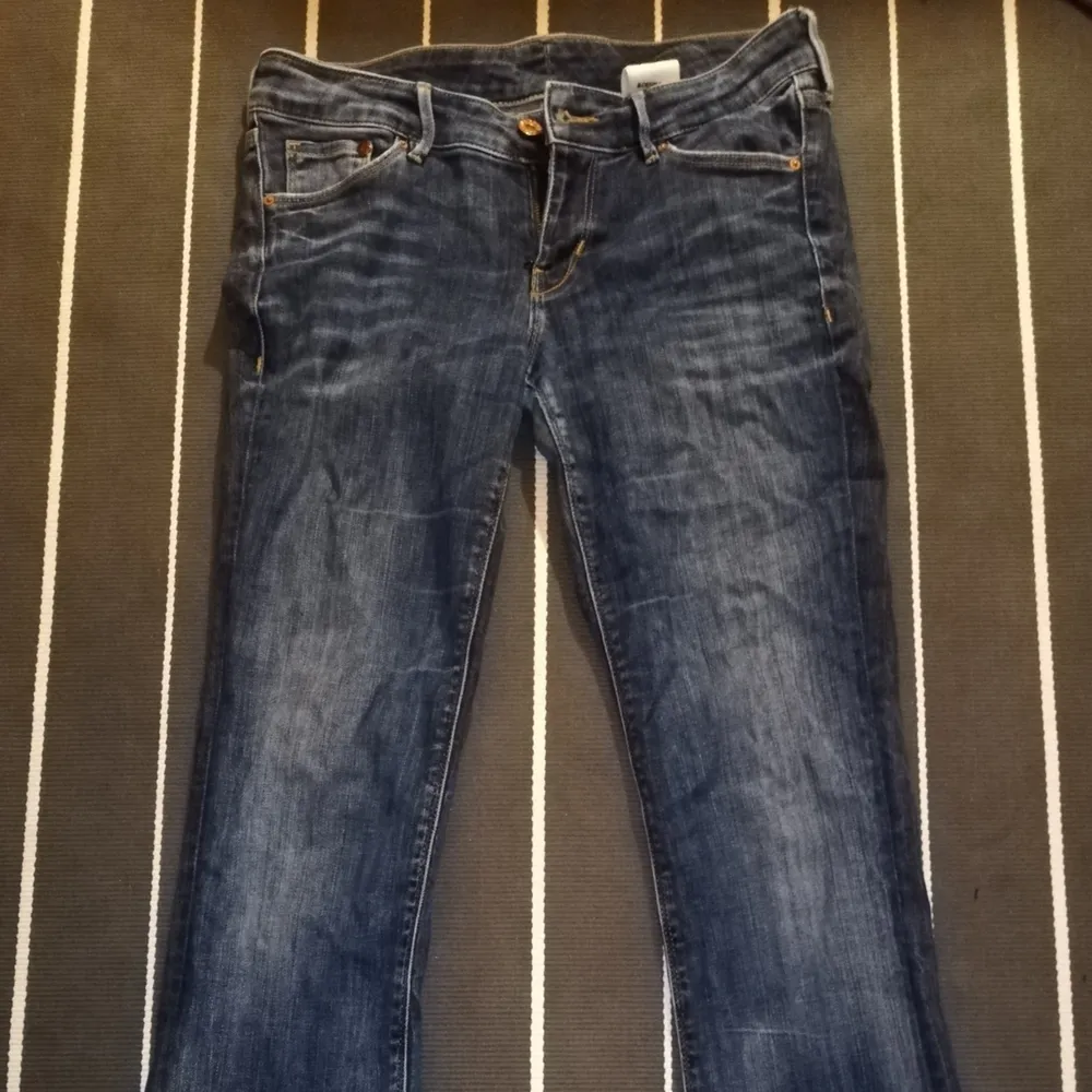 Mammas gamla jeans från tidigt 2000. Inte särskilt använda av min mamma och jag hann bara använda de få gånger innan de blev försmå på mig, men sjukt snygga! 🤩 Stretchigt material. . Jeans & Byxor.