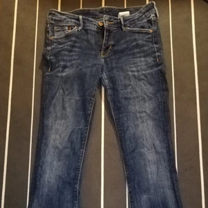 H&M Bootcut low waist jeans strl 28/34  - Mammas gamla jeans från tidigt 2000. Inte särskilt använda av min mamma och jag hann bara använda de få gånger innan de blev försmå på mig, men sjukt snygga! 🤩 Stretchigt material. 