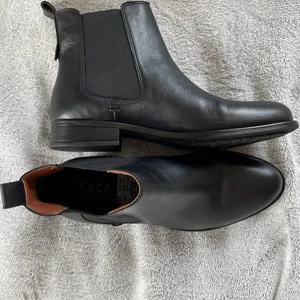 Pace svarta kängor  - Säljer ett par supersnygga svarta kängor perfekt till hösten! Från märket Pace. Helt oanvända. Köptes för 699, så säljer dem för 500. Hör av er vid intresse eller frågor!! Betalning med swish och köparen står för frakten. 