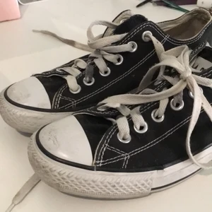 Svarta låga converse  - Använda ganska mycket har ett hål längst ner emot hälen ( se bild 3 ) inte så slitna på utsidan💕  storlek 37💓 betalning sker via swish❤️ skriv privat för fler bilder och frågar 