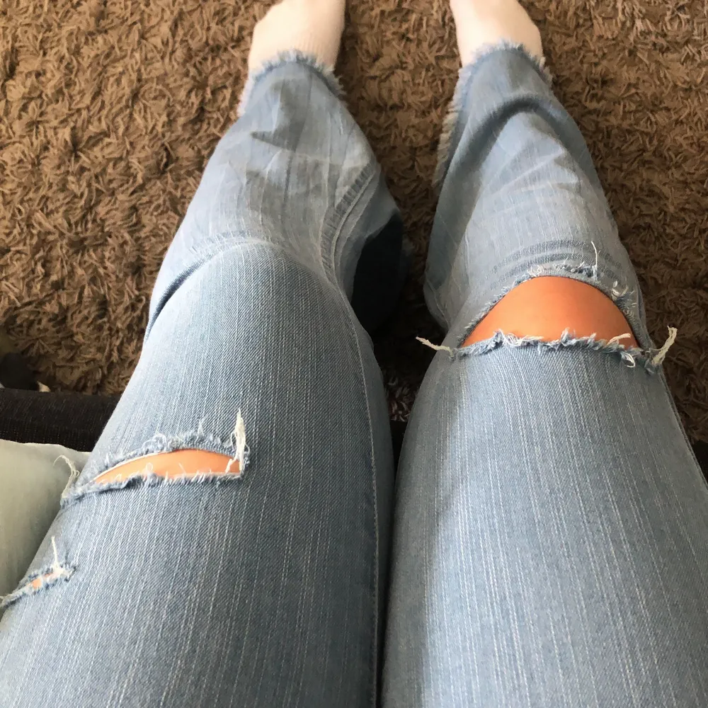 Blåa jättesköna bootcut jeans som är köpta på shein men har ändå väldigt bra material. Högmidjade och har även detalj i slutet av byxan som man kan se på 3:e bilden 😊 hör av er för fler bilder ❤️. Jeans & Byxor.