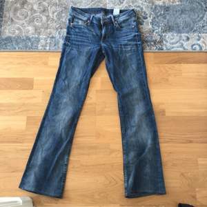 rätt så gamla jeans från hm, low waisted retroblå hör av er vid intresse. finns ej att köpa längre, hm gamla kollektion