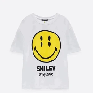 Smiley T-shirt från zara - Hejj lägger ut den här annonsen igen pga oseriös köpare! Den är iallafall nyskick så har inga fläckar eller något😃 den är slutsåld överallt och säljer den pga att den tyvärr inte går till användning men synd för tycker den är så snygg!! Så hör av er till mig privat vid frågor eller om du vill ha mer bilder annars är det bara att buda💗