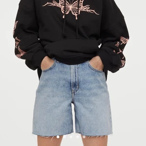 Oversized jeansshorts! - Säljer dessa fett snygga jeansshorts i en ljusare tvätt! helt oanvända endast testade-alla lappar kvar. Sista bilden är min för o visa längden. Man kan klippa de kortare om man vill. Passar 32-34 också om vill att de ska va lite baggy. (Ja är 170 ish o har 34/36 o de är perfekt oversized enligt mig) Nypris 250kr, (helt oanvända) säljer för 180+frakt💕💕 först till kvarn! (Säljer pga köpte två)