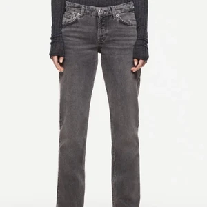 Zara jeans - Säljer dessa populära zara jeansen! De är grå och säljer då de vara långa på mig! Buda i kommentarerna och om man vill köpa direkt då säljer jag för 500! Budgivningen avslutas på onsdag!🥰🥰(lånade bilder)